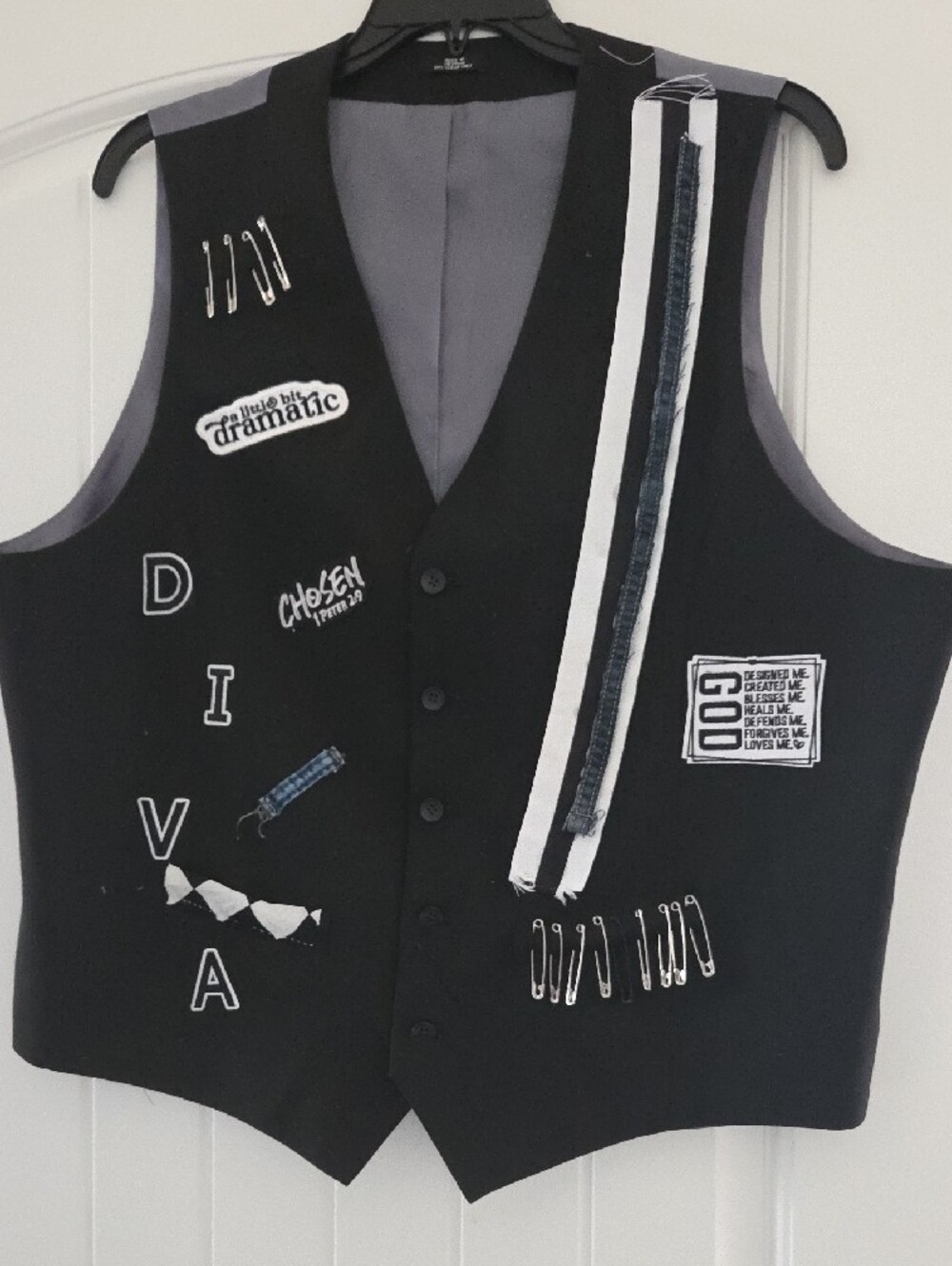 Black Graphic Patch & Safety Pin Embellished Vest - Picture 3 of 4